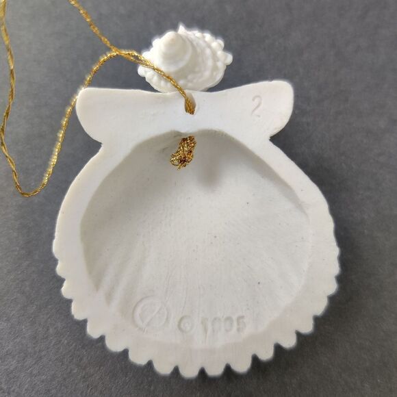 🎅 Margaret Furlong Ornament Vintage 1995 Shell Angel Wreath Porcelain Ceramic - Picture 5 of 7